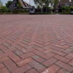 Drainvoegen in het straatwerk met een strak lijnenspel van de stenen