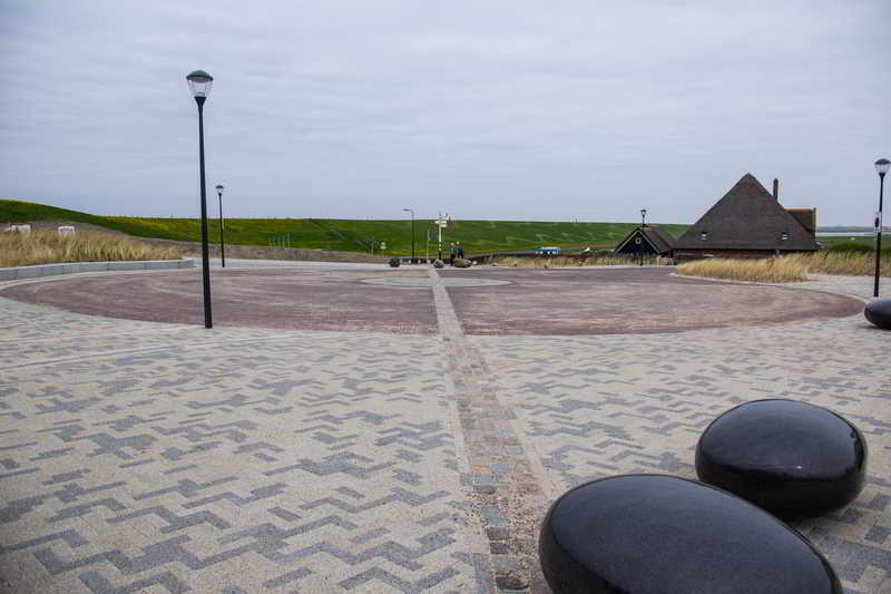 De keerlus in Camperduin, hier brengen de touringcars strandgangers en halen ze weer op