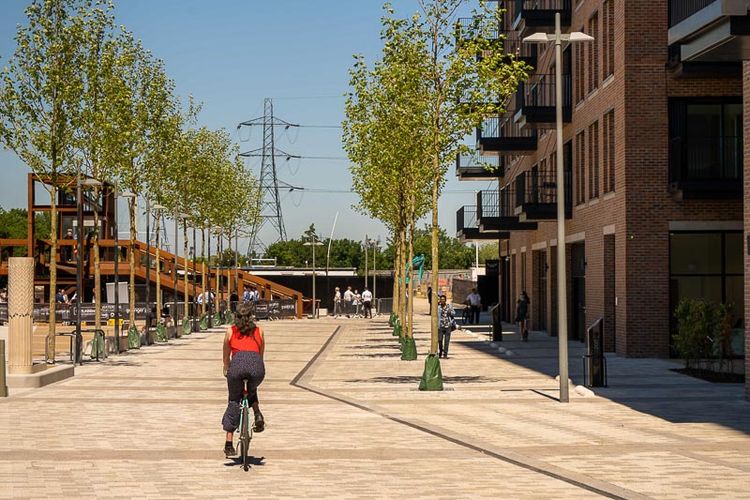 Vlak aangelegde bestrating, water verdwijnt via drainvoegen naar de bufferende fundering