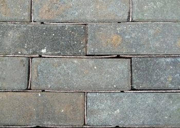 Drainvoegen tussen de stenen, zowel langs als kopse voegen