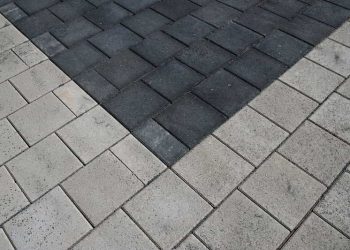 Veldhoven - Bree: vlak aangelegd promenadedek met drainvoegen ertussen voor de waterafvoer