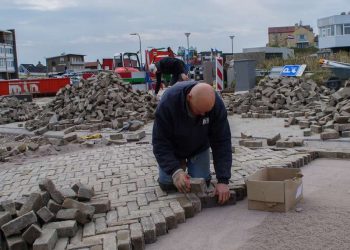 Drainvoegen worden meegelegd tussen de stenen tijdens het bestraten