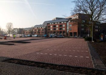Vlak aangelegde parkeerplaats, klimaatadaptief door toepassing van drainvoegen
