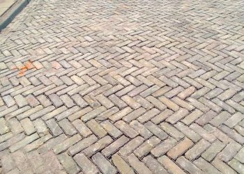 Drainvoegen tussen de opnieuw gelegde straatbakstenen