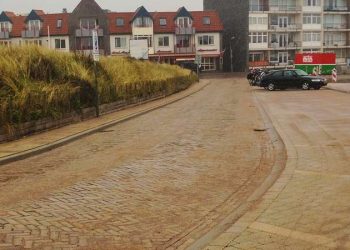 Bergen - Zeilerboulevard de nieuwe bestrating is ingeveegd