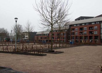 De parkeerplaats is opgeleverd, zichtbaar is het inveegsplit