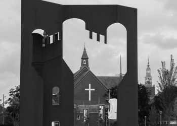 Kasteeltuin met zicht op de kerk