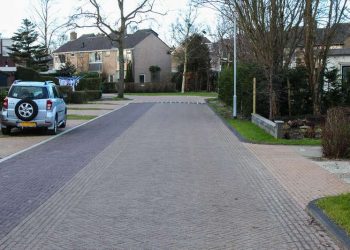 Bergen - Kruidenbuurt met rustig straatbeeld, nagenoeg vlak aangelegd met drainvoegen in de molgoot