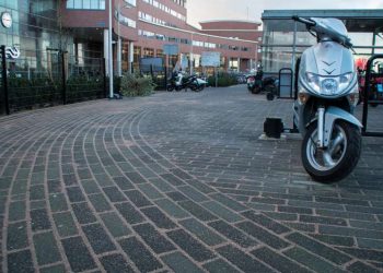Het eindresultaat: vlak plein waterpasserend met drainvoegen