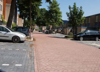 Nieuwegein-Schansen Noord: waterpasserende verharding met drainvoegen in de molgoot en drainwaveXL in de rijbaan