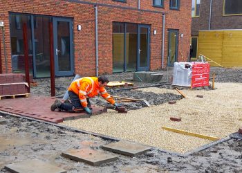 Drainvoegen tijdens het straten tussen de bestrating gelegd